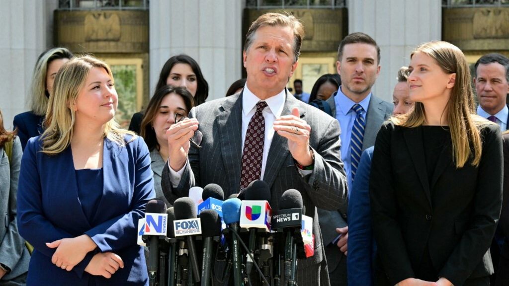 L'avvocato dei querelanti Mark Lanier fuori dalla Corte Superiore di Los Angeles