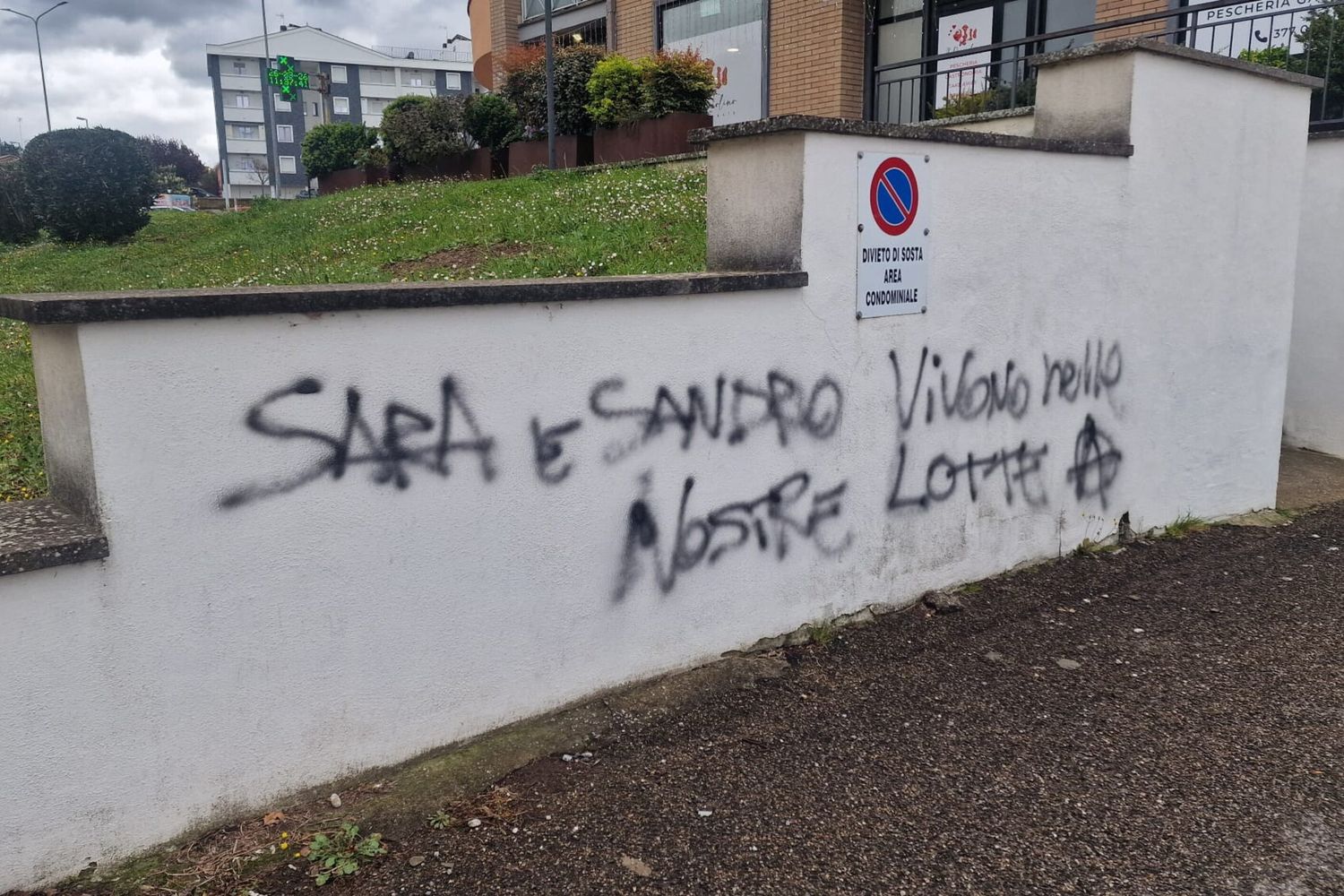 Scritta a Viterbo inneggiante i due anarchici morti per l'esplosione di un ordigno  nel Parco degli Acquedotti