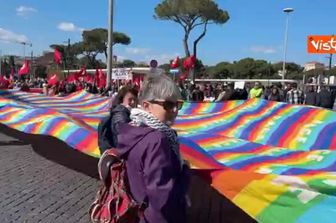 Manifestazione No Kings a Roma, sventola gigantesca bandiera della Pace