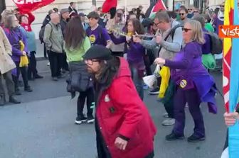 Tamburi e balli al corteo nazionale No Kings a Roma