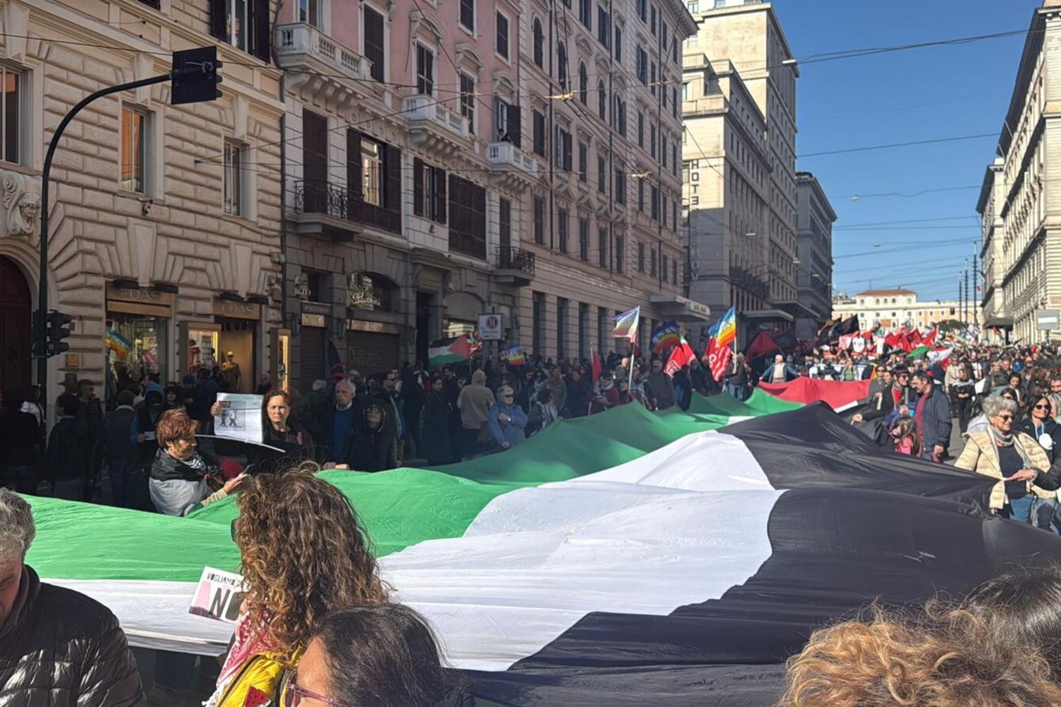 La manifestazione 'No Kings' per le vie di Roma