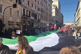 La manifestazione 'No Kings' per le vie di Roma