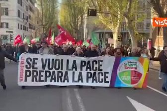 Striscione di Avs 'Se vuoi la pace prepara la pace' alla manifestazione No Kings a Roma