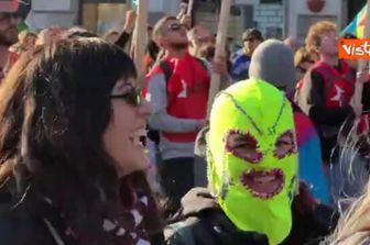 I manifestanti cantano 'Bella ciao' al corteo No Kings a Roma