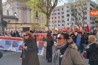 Parte il coro 'Free Palestine' al corteo No Kings a Roma