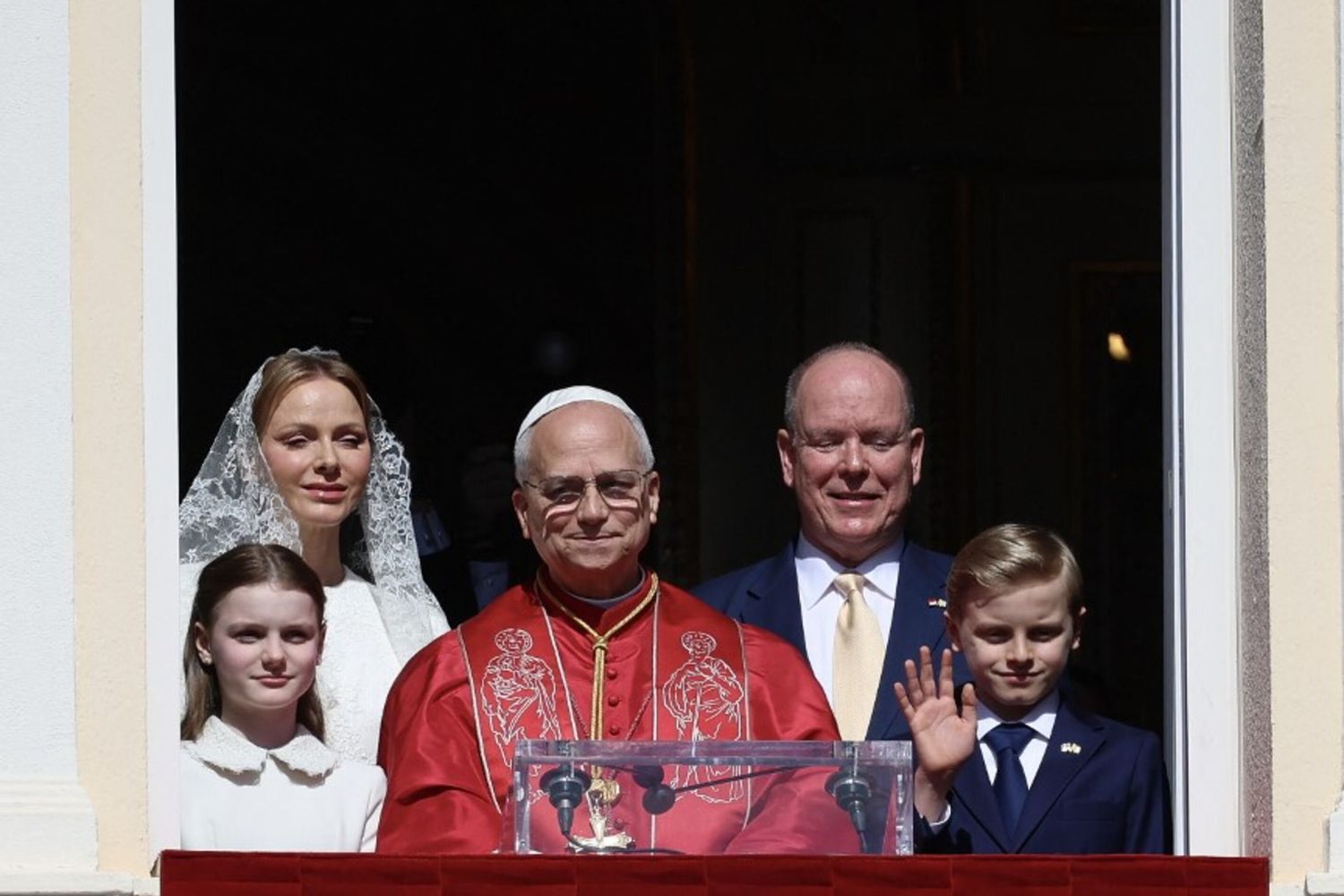 Papa Leone a Monaco, "Le guerre sono frutto dell'idolatria del potere e del denaro"