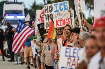 Prosteste vicino al resort Mar-a-Lago di Donald Trump a Palm Beach, in Florida