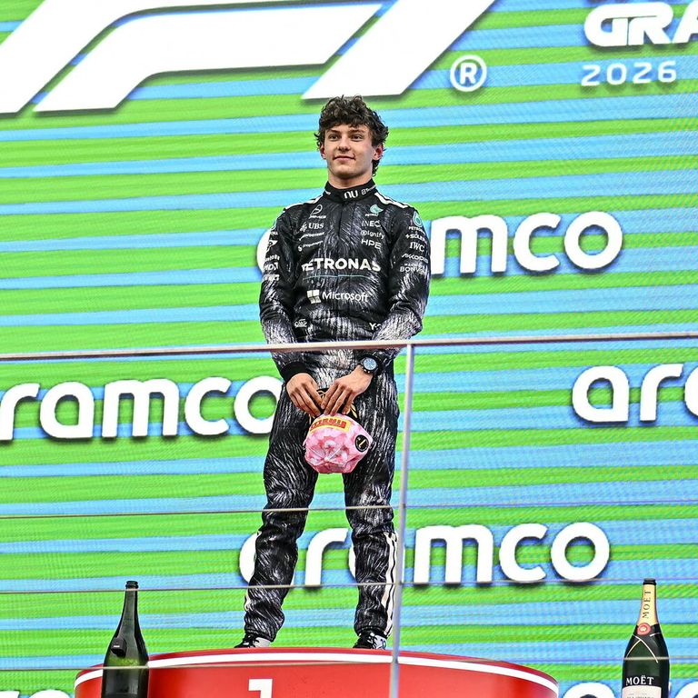 Kimi Antonelli sul podio a Suzuca con Oscar Piastri e Charles Leclerc