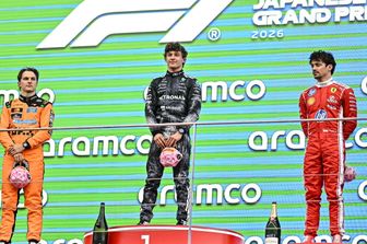 Kimi Antonelli sul podio a Suzuca con Oscar Piastri e Charles Leclerc