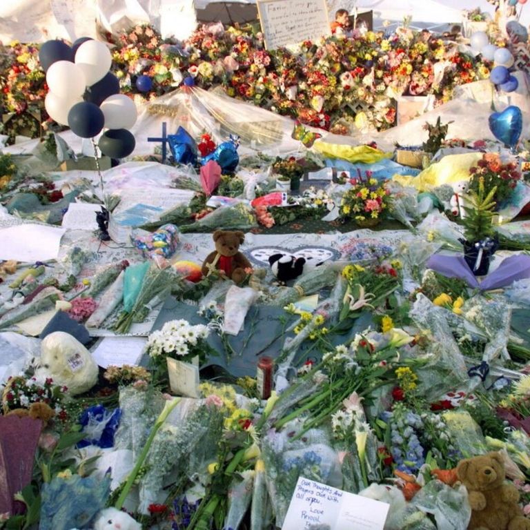 Il memoriale improvvisato costruito a Clement Park per ricordare le vittime della sparatoria alla Columbine High School