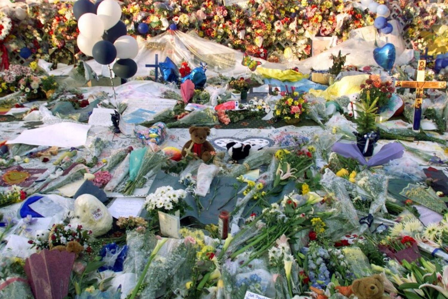 Il memoriale improvvisato costruito a Clement Park per ricordare le vittime della sparatoria alla Columbine High School