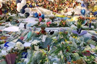 Il memoriale improvvisato costruito a Clement Park per ricordare le vittime della sparatoria alla Columbine High School