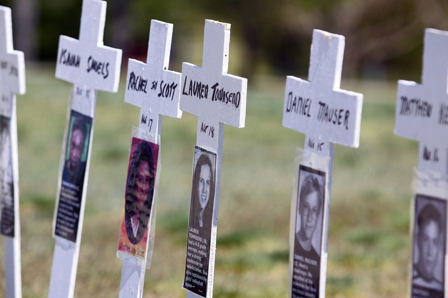 &nbsp;Le croci che ricordano i ragazzi della Columbine High School di Littleton, Colorado, vittime della strage del 20 aprile 1999 (Marc Piscotty/Getty Images/AFP)