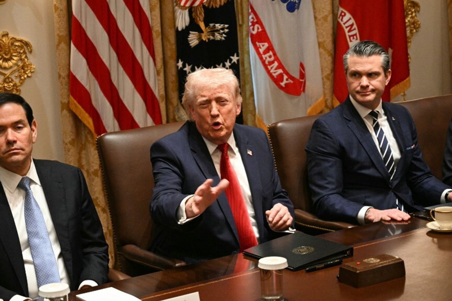 Trump: "Colloqui con Teheran in corso, stanno prendendo slancio". Hegseth: "Prossimi giorni decisivi"