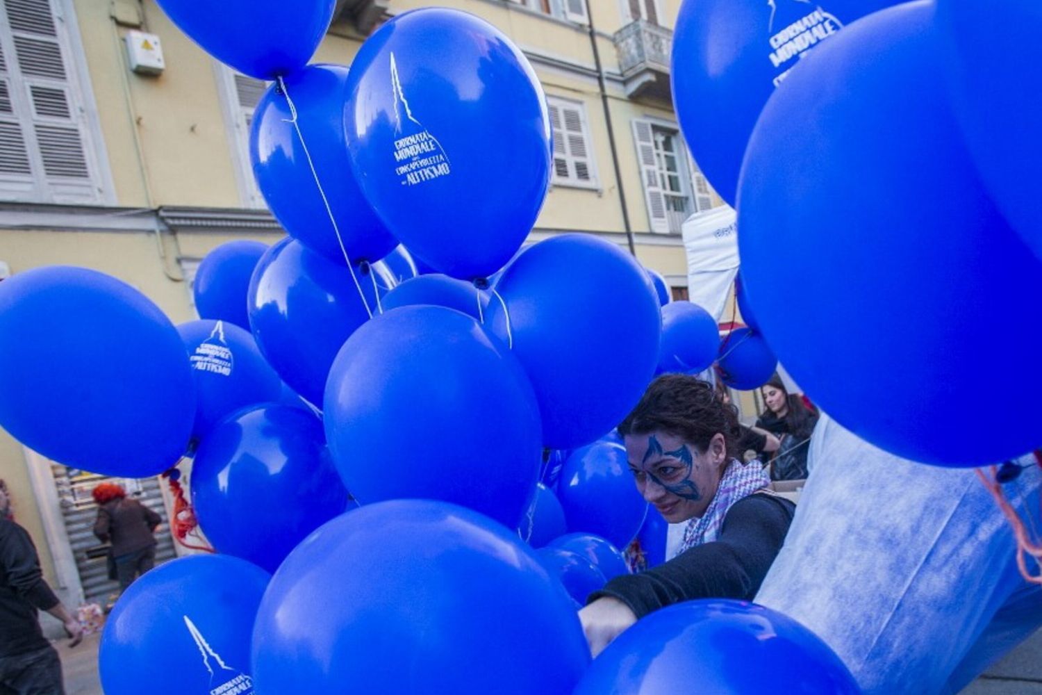 I palloncini blu, simbolo della Giornata mondiale della consapevolezza sull'autismo
