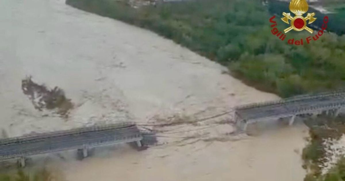 Maltempo: collassa un ponte lungo la statale Adriatica in Molise (VIDEO). Si cerca un