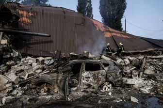 Missili russi colpiscono una zona di Kiev