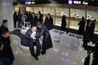 Kim Jong Un  insieme alla figlia Kim Ju Ae in un negozio di animali