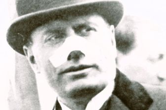 Mussolini ferito al naso