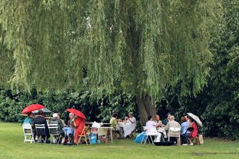 pic nic sotto la pioggia pasquetta gita fuori porta (Afp)