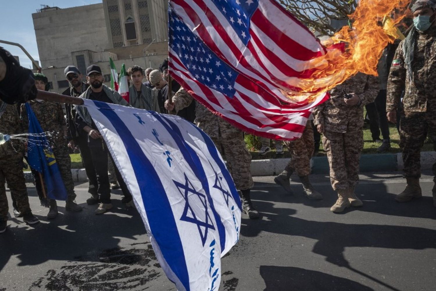 I pasdaran bruciano una bandiera Usa