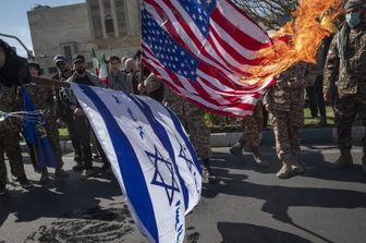 I pasdaran bruciano una bandiera Usa