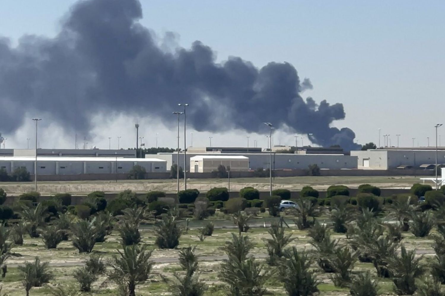 Un'area dell'aeroporto internazionale del Kuwait dopo un attacco di droni