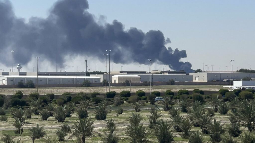 Un'area dell'aeroporto internazionale del Kuwait dopo un attacco di droni