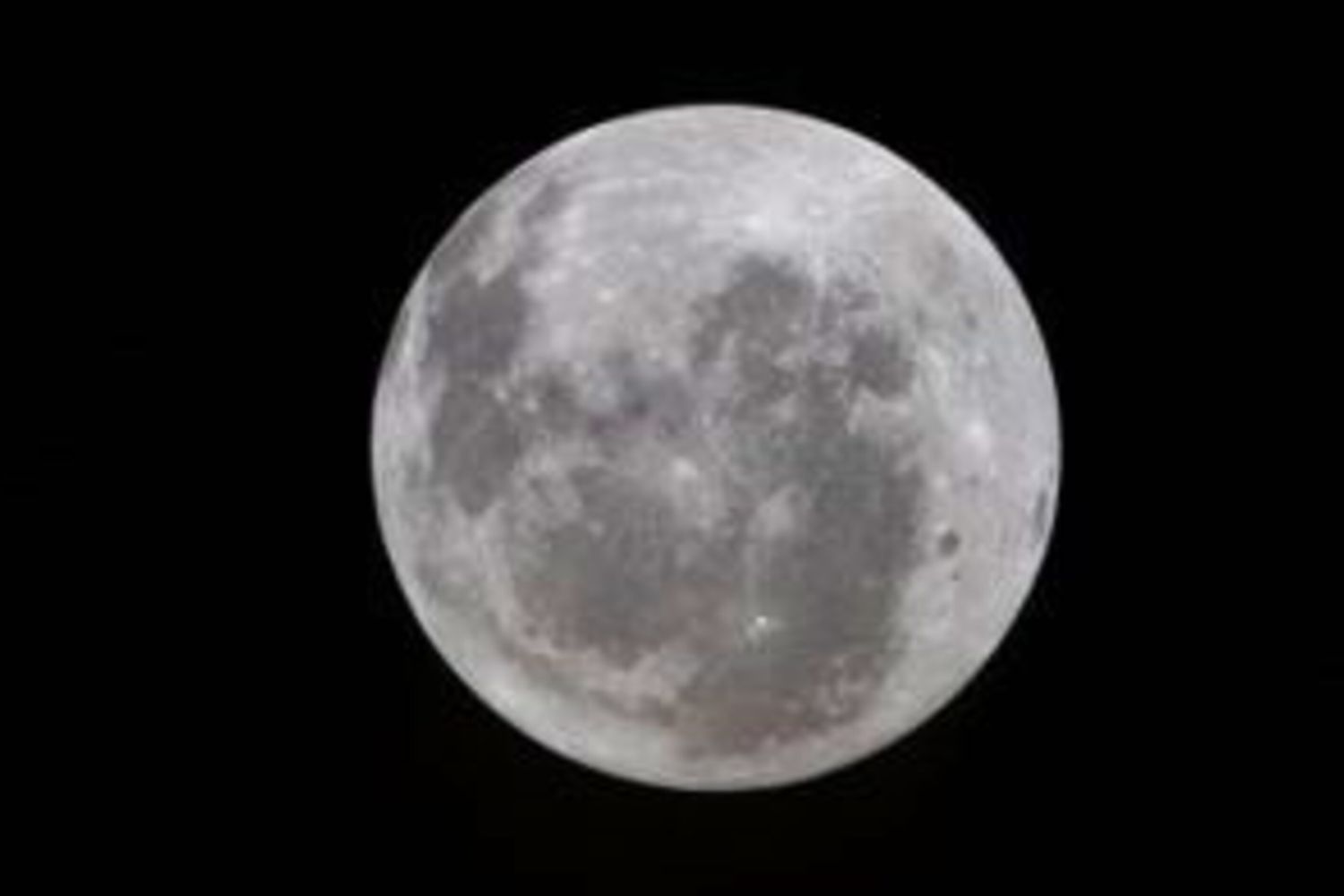 L'immagine mostra il bacino Orientale sul bordo destro del disco lunare