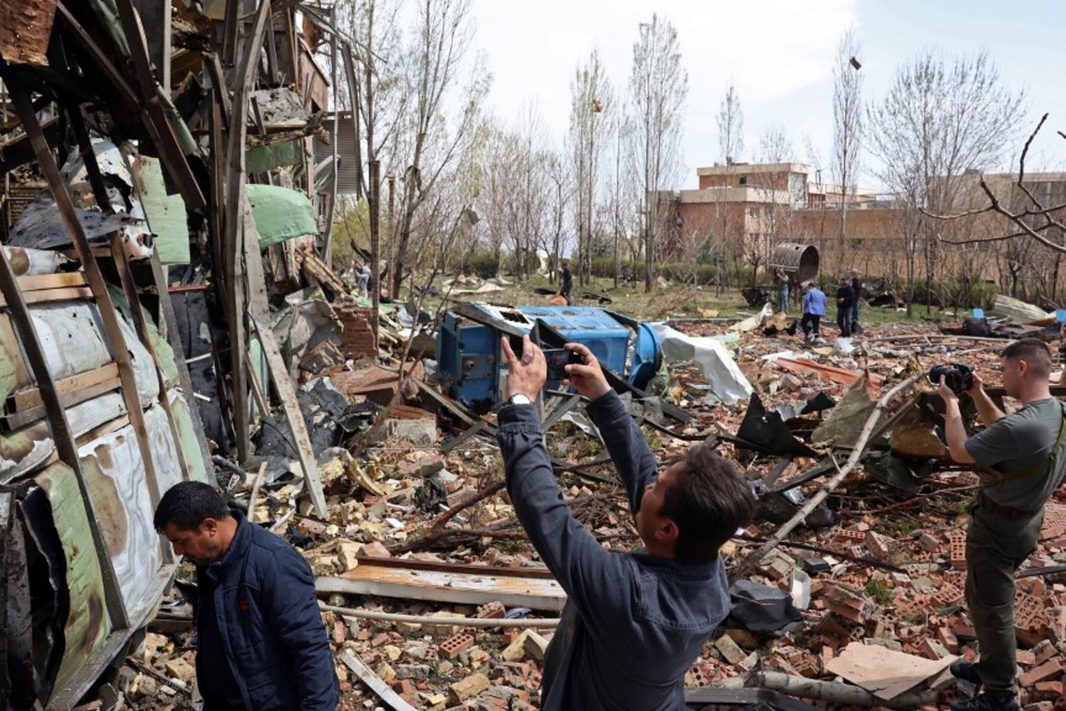 No dell'Iran alla tregua di 45 giorni: "Non accettiamo ultimatum". Ucciso il capo dell'intelligence dei Pasdaran