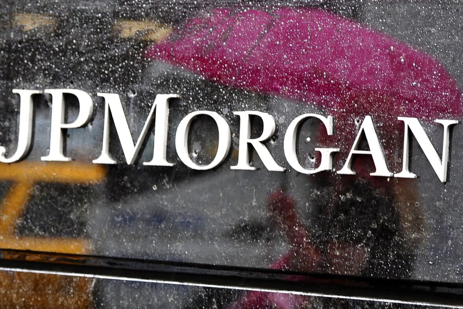 Allarme di Jp Morgan: rischio di perdite sui crediti ai privati