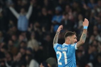 Il Napoli al 'Maradona' batte il Milan e lo sorpassa