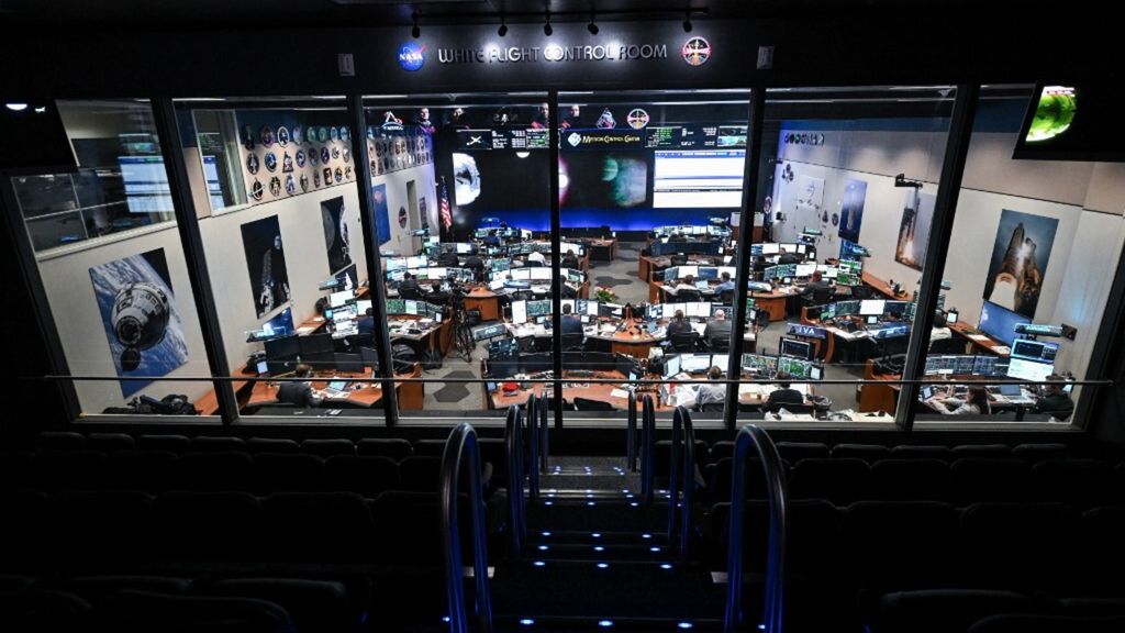 Artemis II dietro la Luna. Mai gli umani così lontani dalla Terra. Trump agli astronauti: "Siete pionieri moderni"