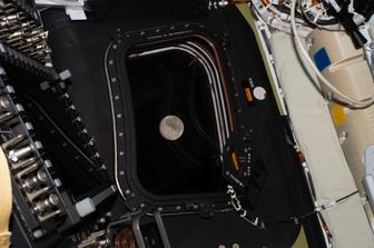 Artemis II dietro la Luna. Mai gli umani così lontani dalla Terra. Trump agli astronauti: "Siete pionieri moderni"