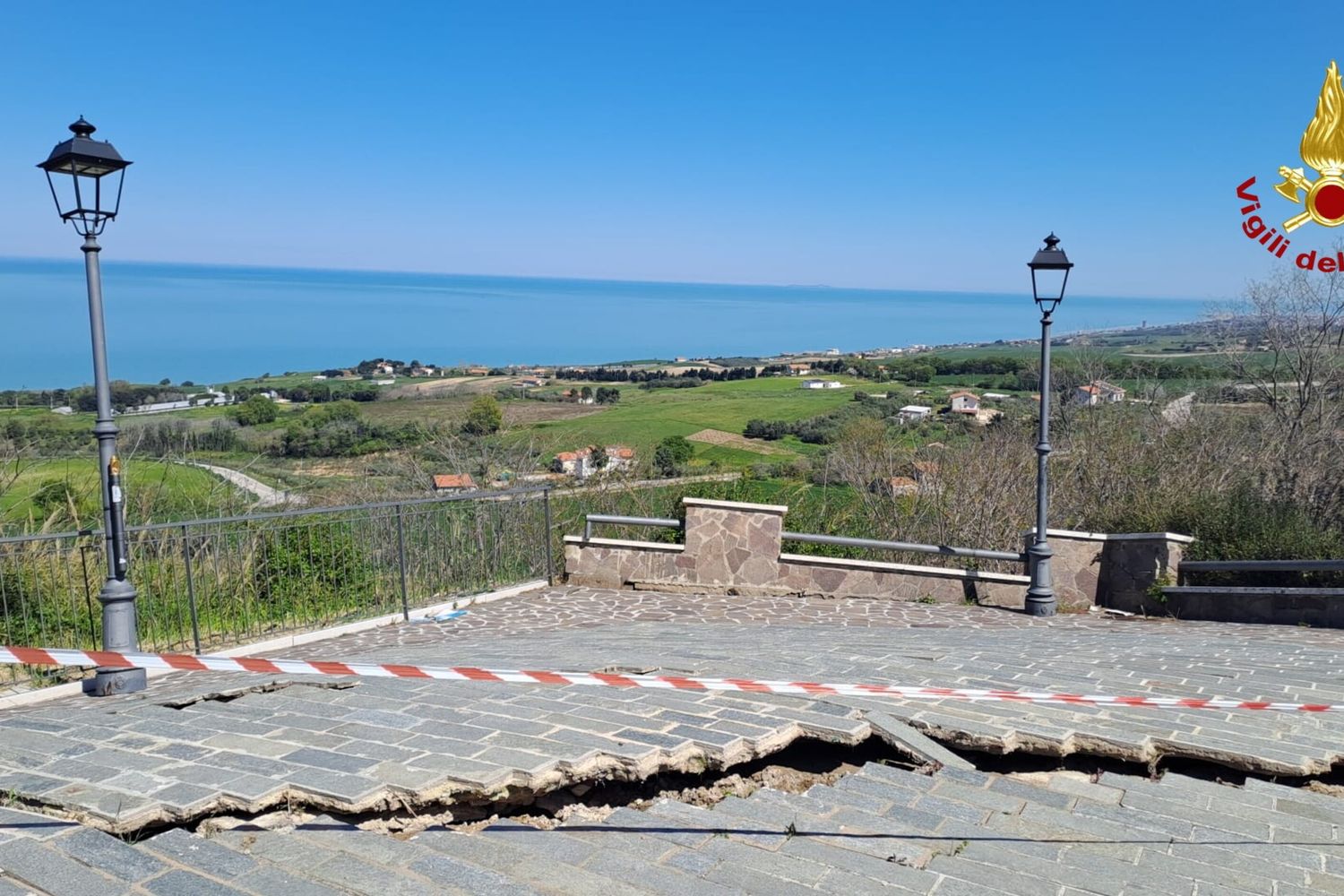 Frana di Petacciato, stop ai treni sulla linea adriatica e scuole chiuse