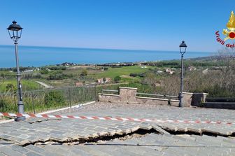 Frana di Petacciato, stop ai treni sulla linea adriatica e scuole chiuse