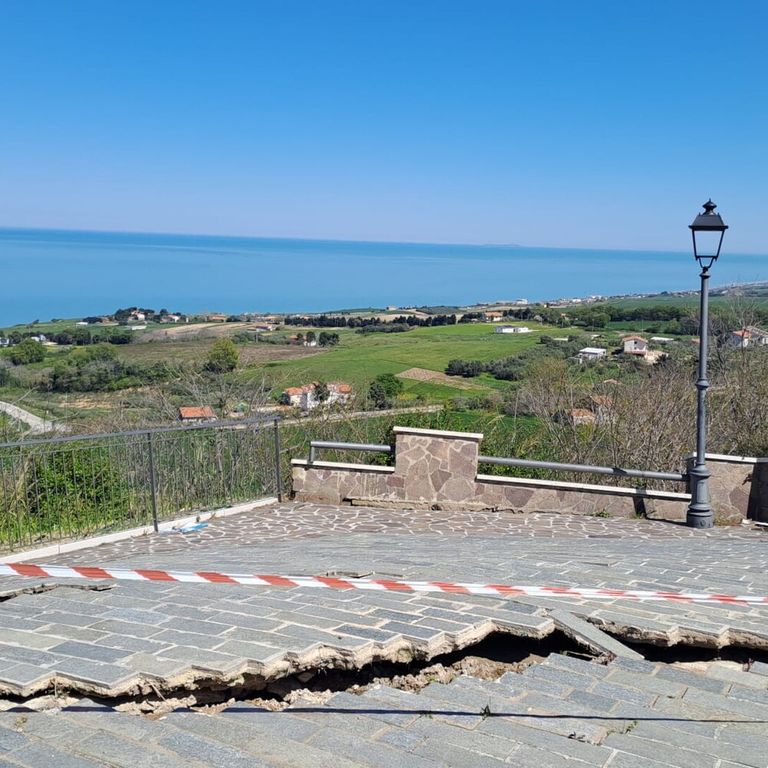 Frana di Petacciato, stop ai treni sulla linea adriatica e scuole chiuse