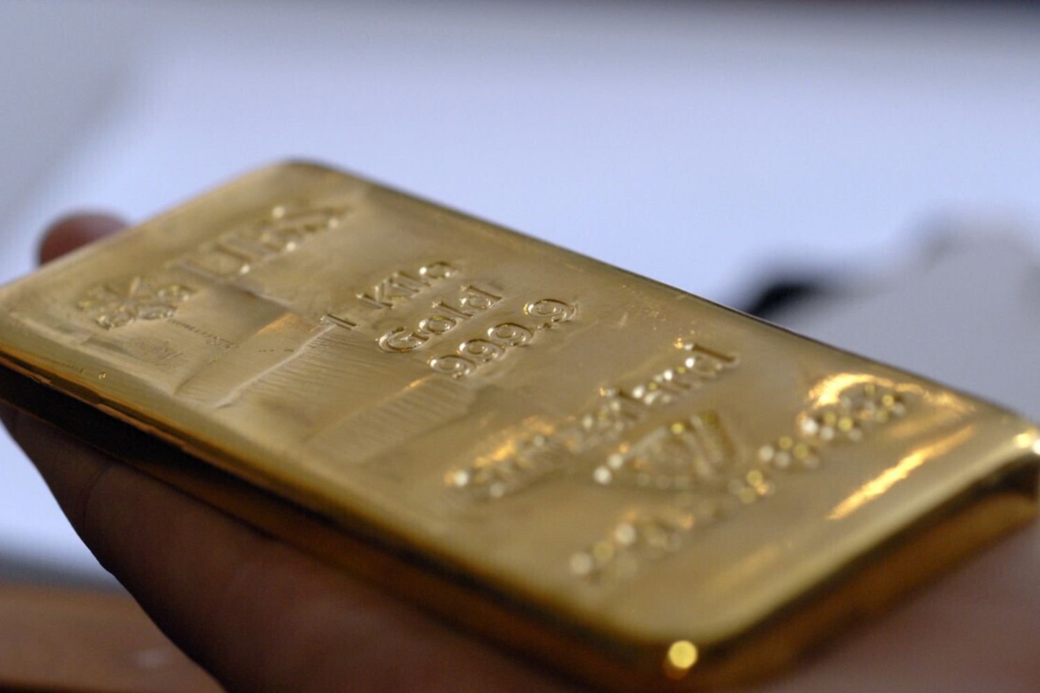 Pioggia di vendite, perchè l' oro continua a calare