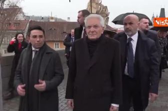 Passeggiata sotto la neve per Mattarella sul Ponte Carlo di Praga