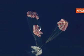 Artemis II rientra sulla Terra dopo il giro intorno alla Luna, ecco l'ammaraggio