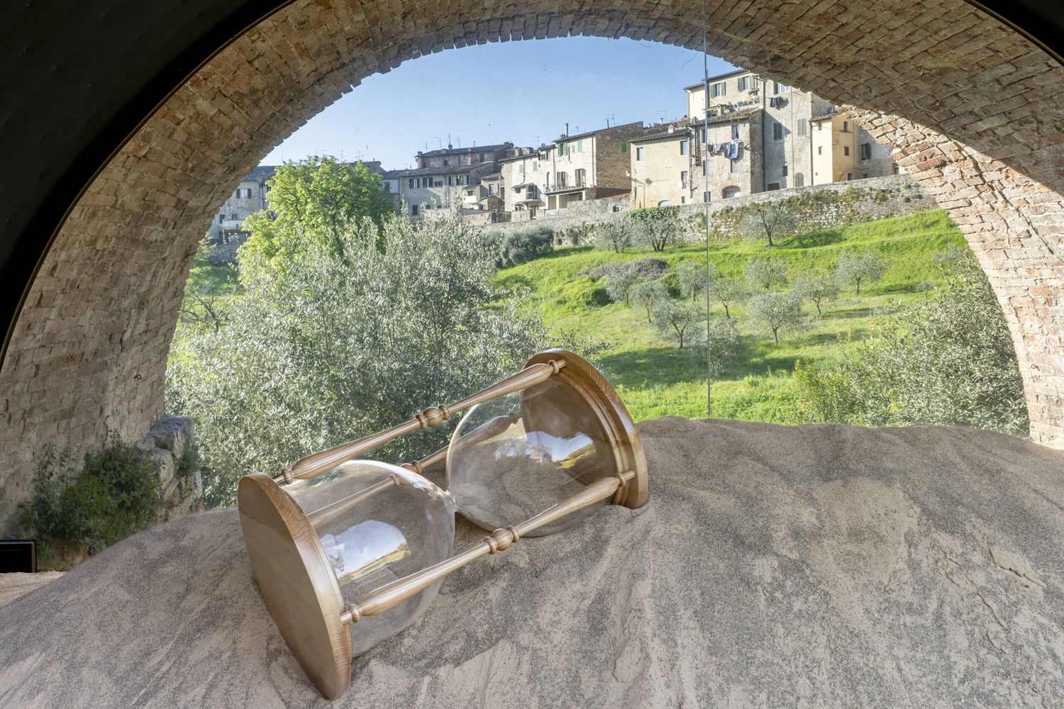 'Sotto gli Archi del Tempo' di Leandro Erlich a a Colle di Val d’Elsa