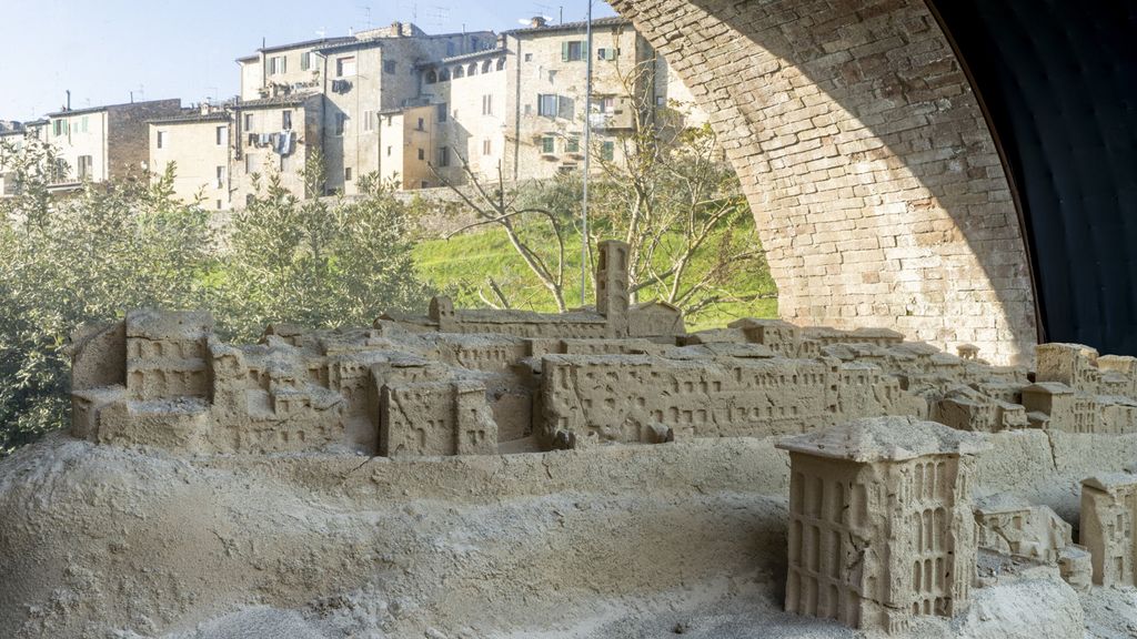 'Sotto gli Archi del Tempo' di Leandro Erlich a a Colle di Val d’Elsa