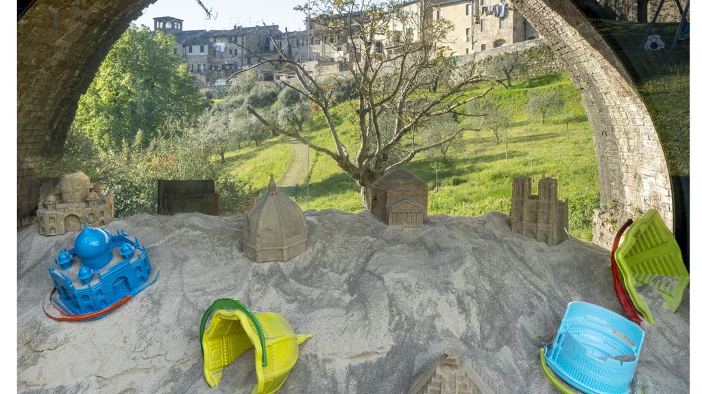 'Sotto gli Archi del Tempo' di Leandro Erlich a a Colle di Val d’Elsa