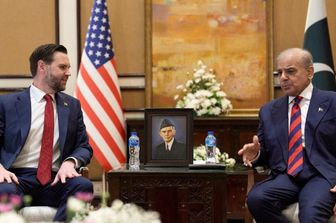 Il premier pakistano Shehbaz Sharif (a destra) parla con il vicepresidente Usa JD Vance