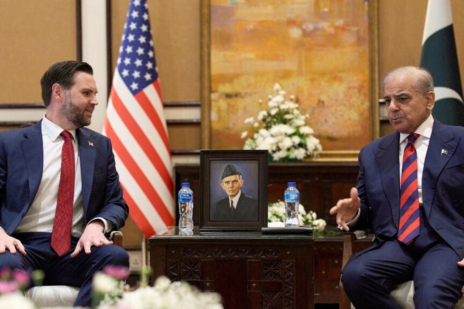 Il premier pakistano Shehbaz Sharif (a destra) parla con il vicepresidente Usa JD Vance