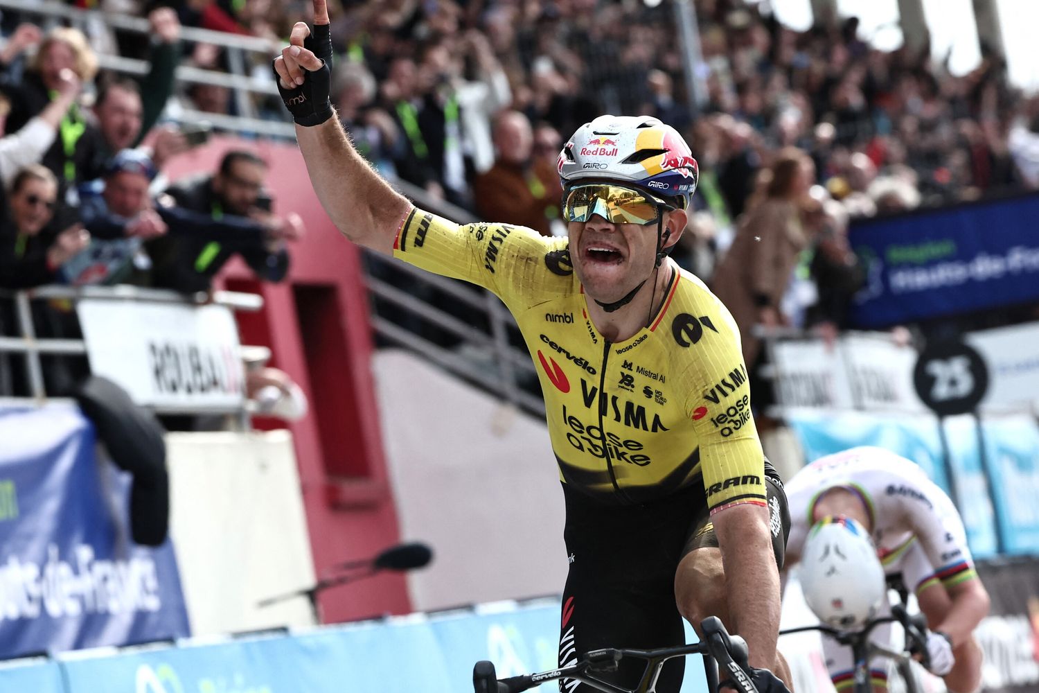 Wout Van Aert trionfa alla Parigi-Roubaix