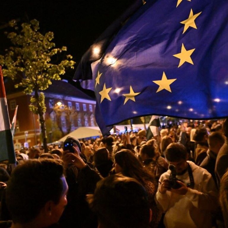 Festeggiamenti a Budapest dopo la vittoria di Peter Magyar