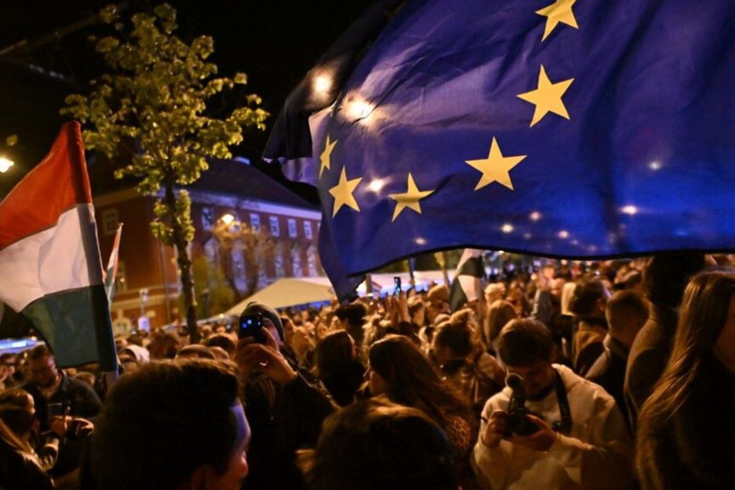 Festeggiamenti a Budapest dopo la vittoria di Peter Magyar