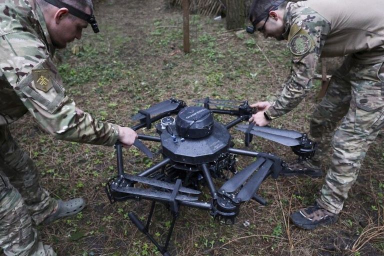 Un drone ispezionato dai soldati ucraini