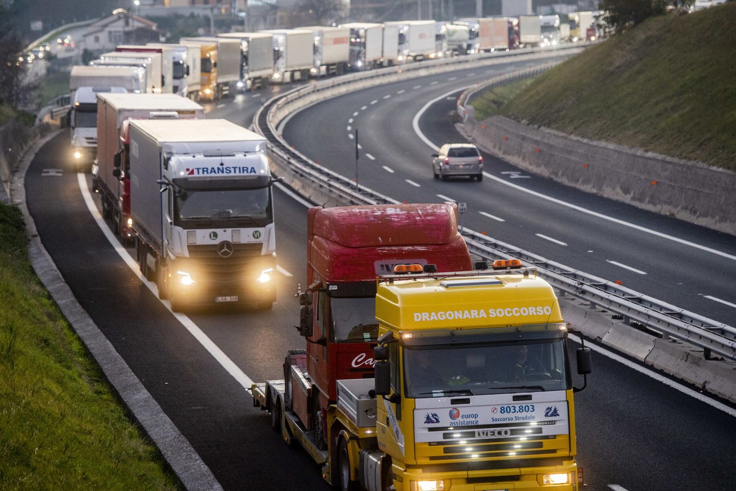 Tir incolonnati in autostrada&nbsp;